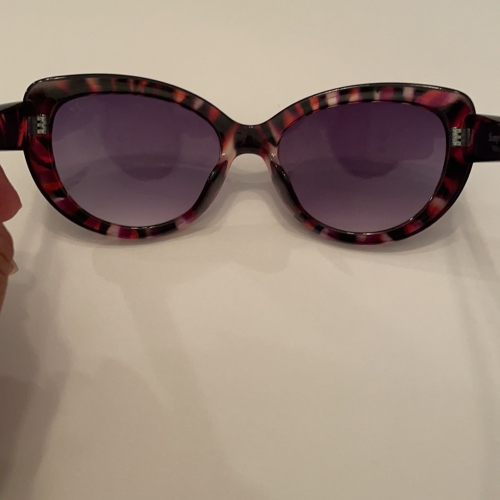 Vera Wang Sunglasses - Picture 4 of 8